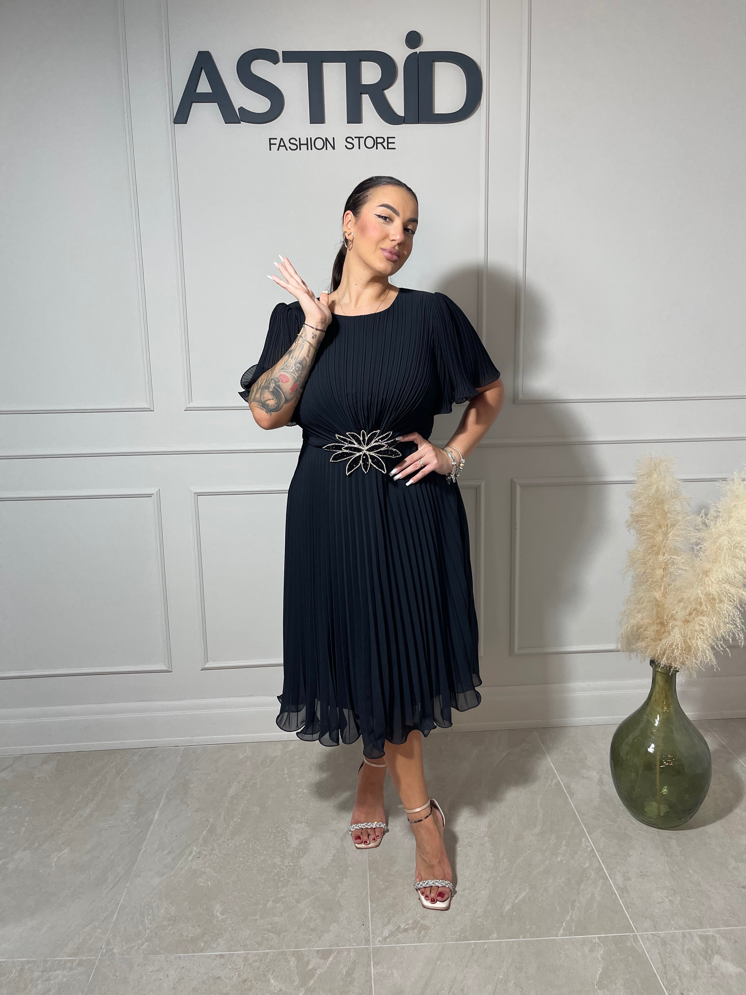 Rochie Luna plisată neagră cu mânecă clopot și pietre în talie