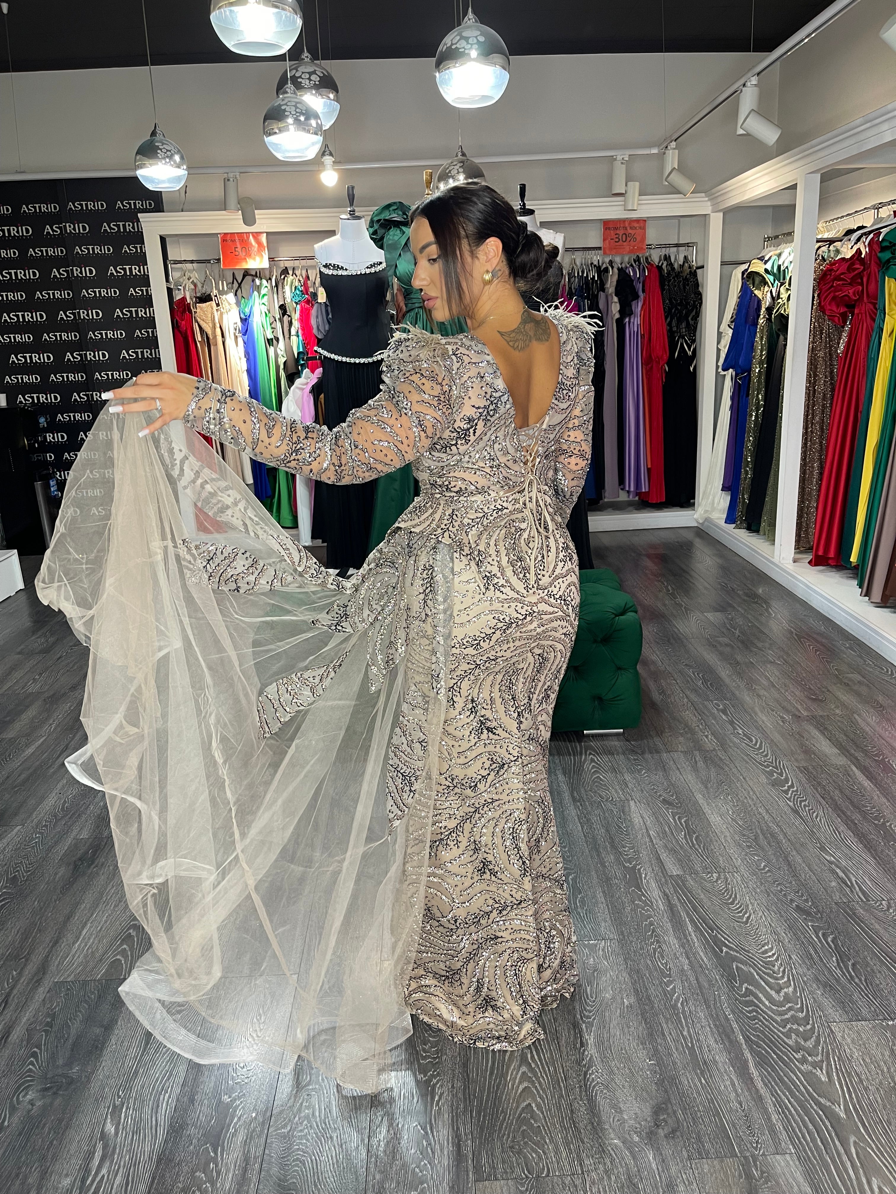 Rochie Emine lungă aplicații sclipici și pene trena laterală și crăpătură pe picior