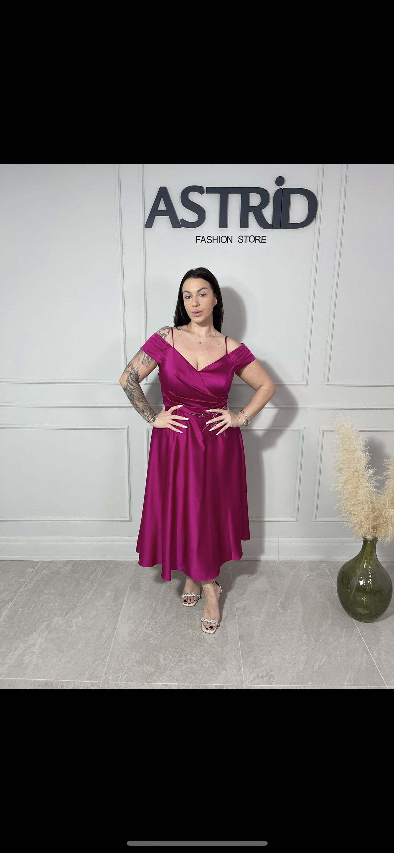 Rochie Clara midi din satin cu pietre la talie și umeri căzuți