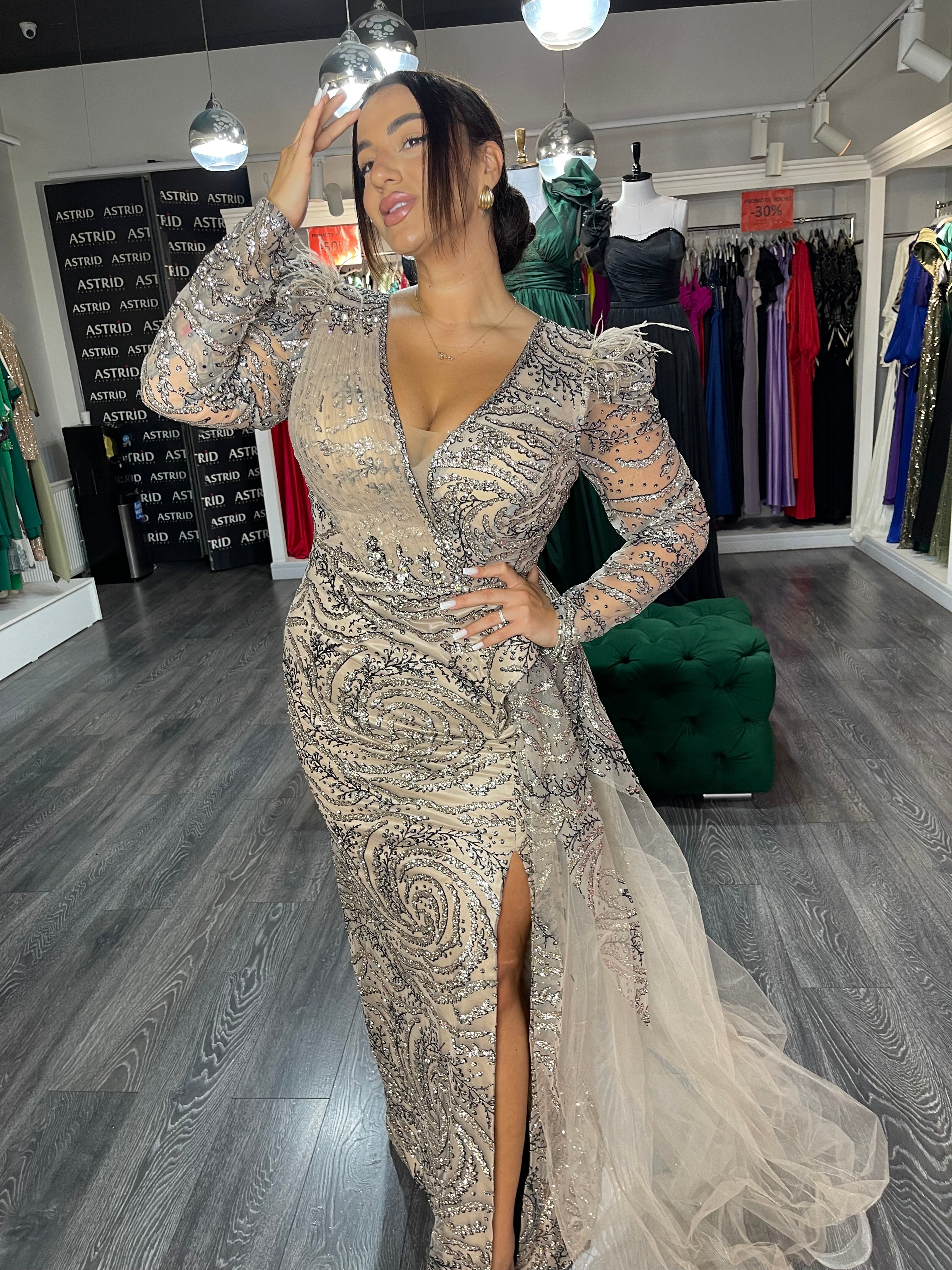 Rochie Emine lungă aplicații sclipici și pene trena laterală și crăpătură pe picior