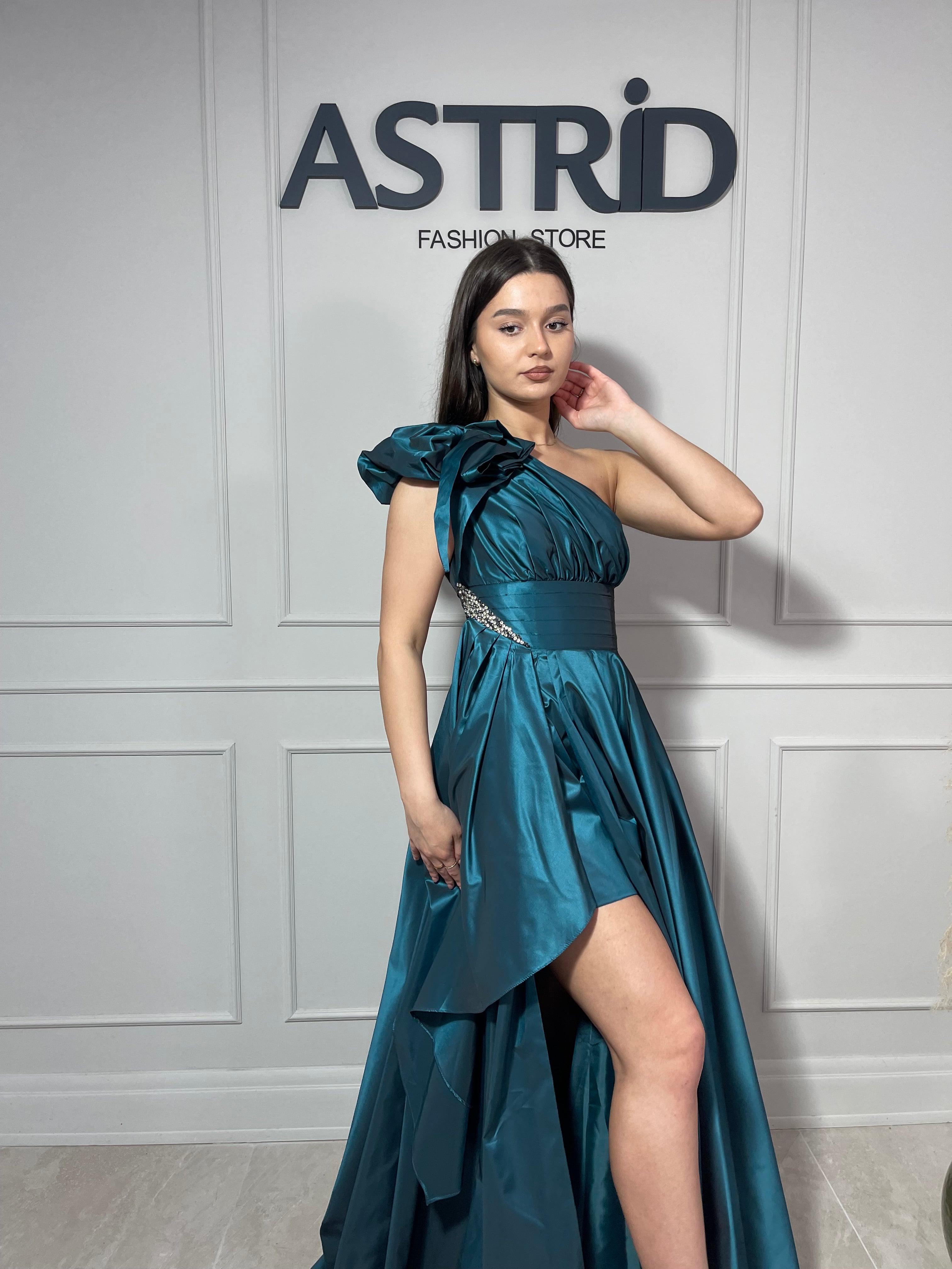 Rochie Gloria lungă din tafta pe un umăr și crăpătură pe picior