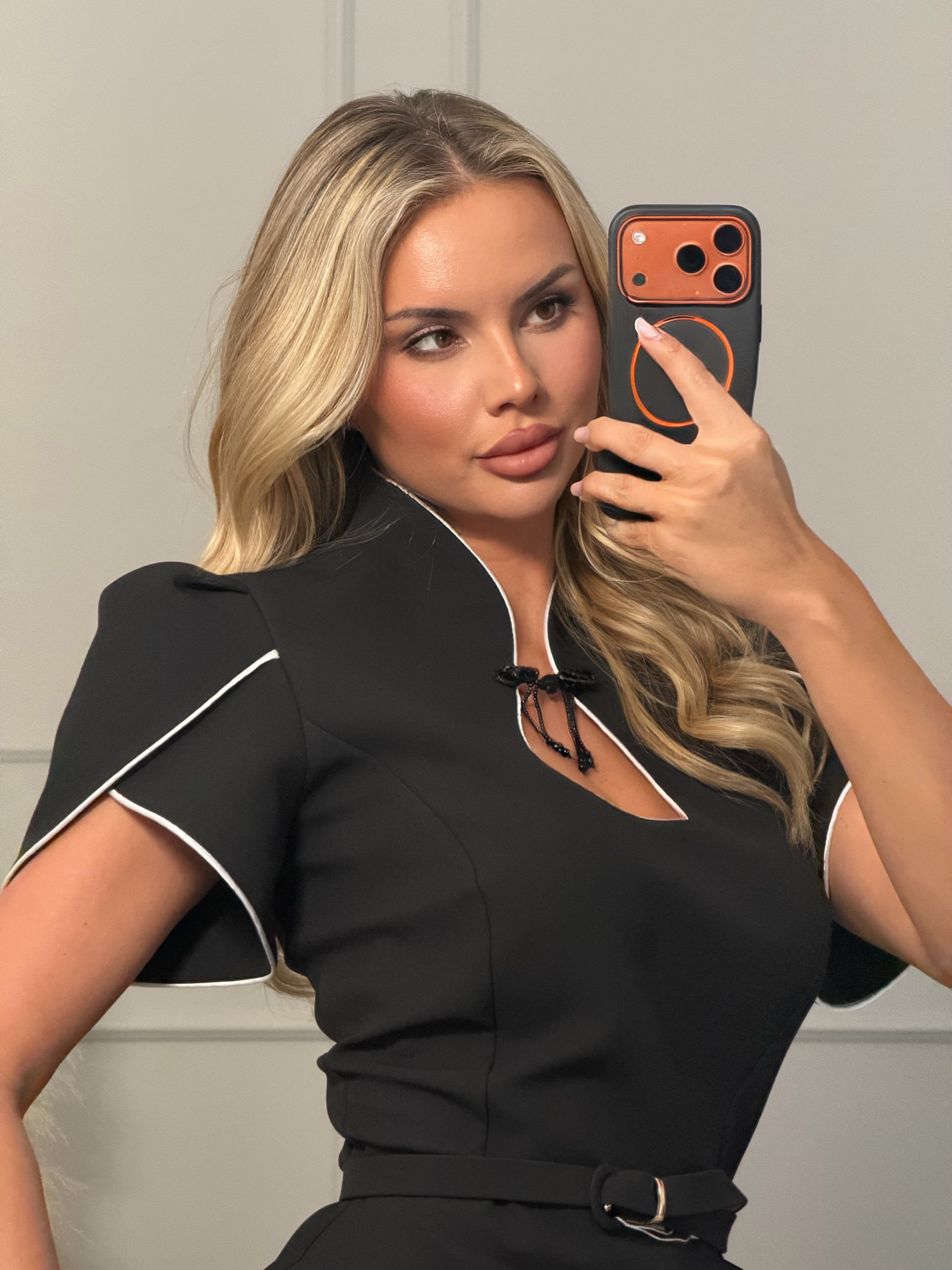 Rochie Madison scurta cu accesoriu de prindere la gat