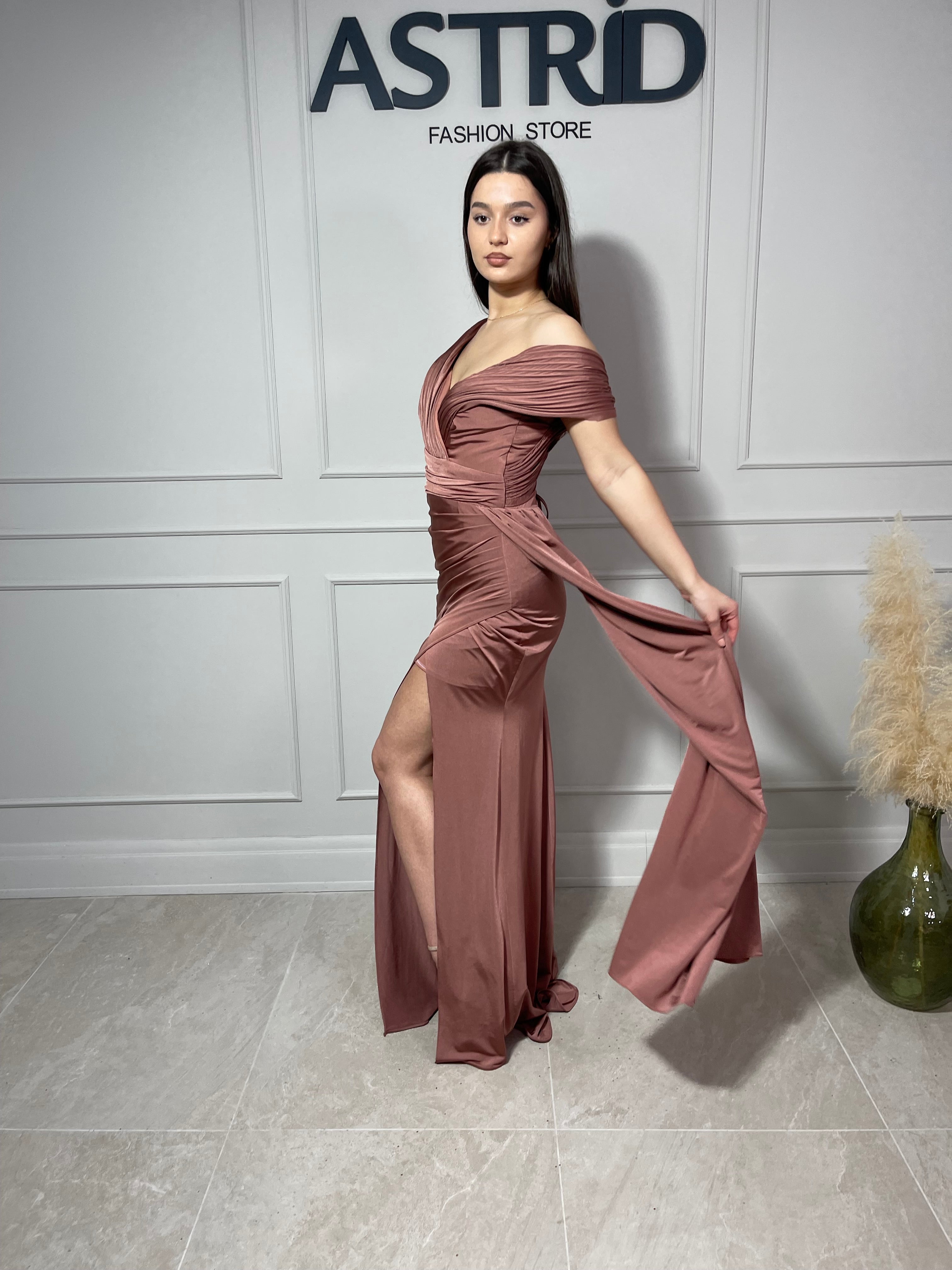 Rochie Asha lungă umeri căzuți falduri în talie și trena laterală