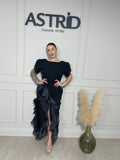 Rochie Donna neagră midi, cu croiala cambrata pe talie și ușor asimetrică