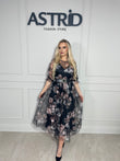 Rochie Patri midi, din voal cu imprimeu floral, cu croiala vaporoasă.
