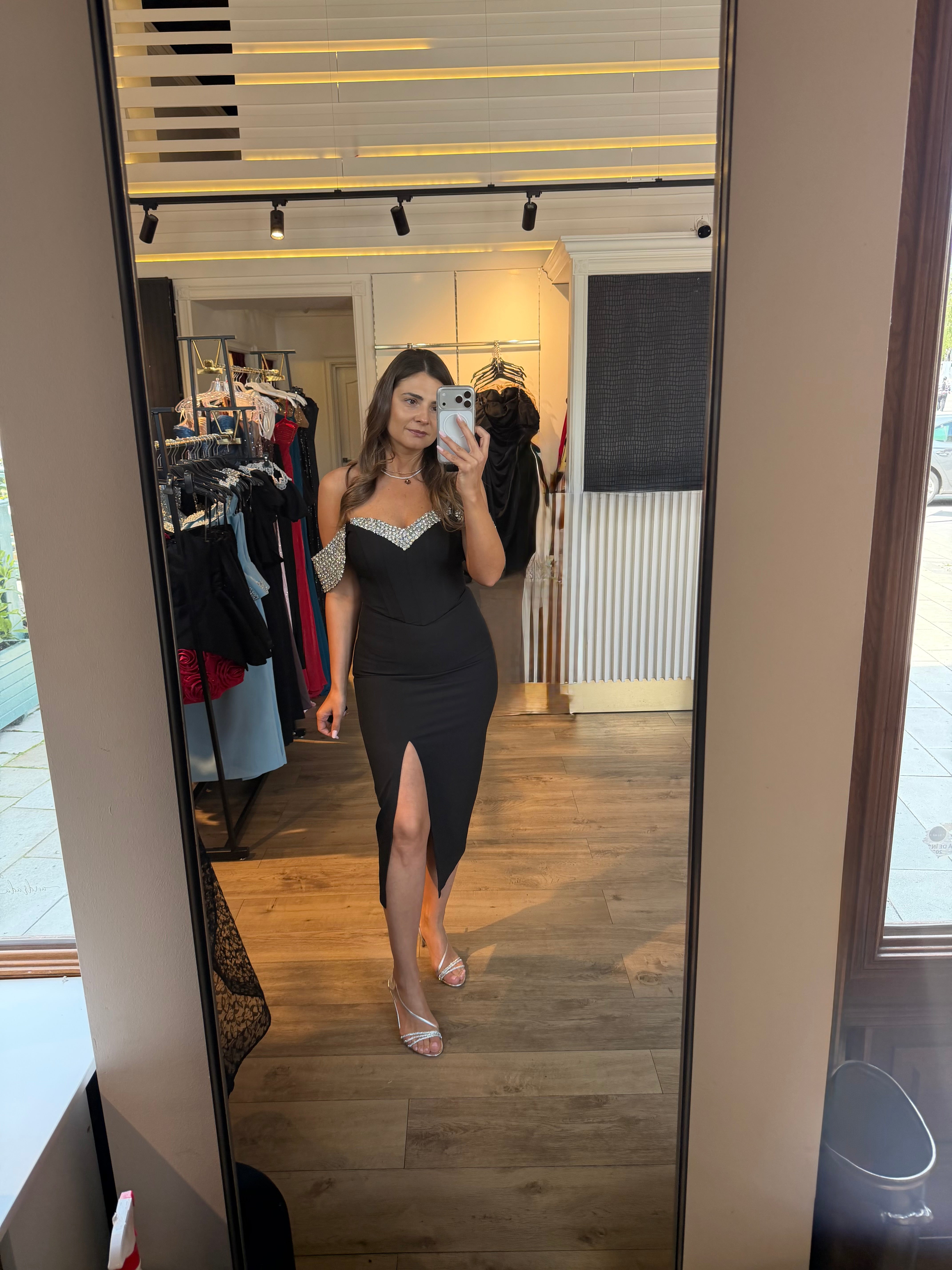 Rochie Adela midi cu aplicatii pietre argintii si umeri tip barcuta