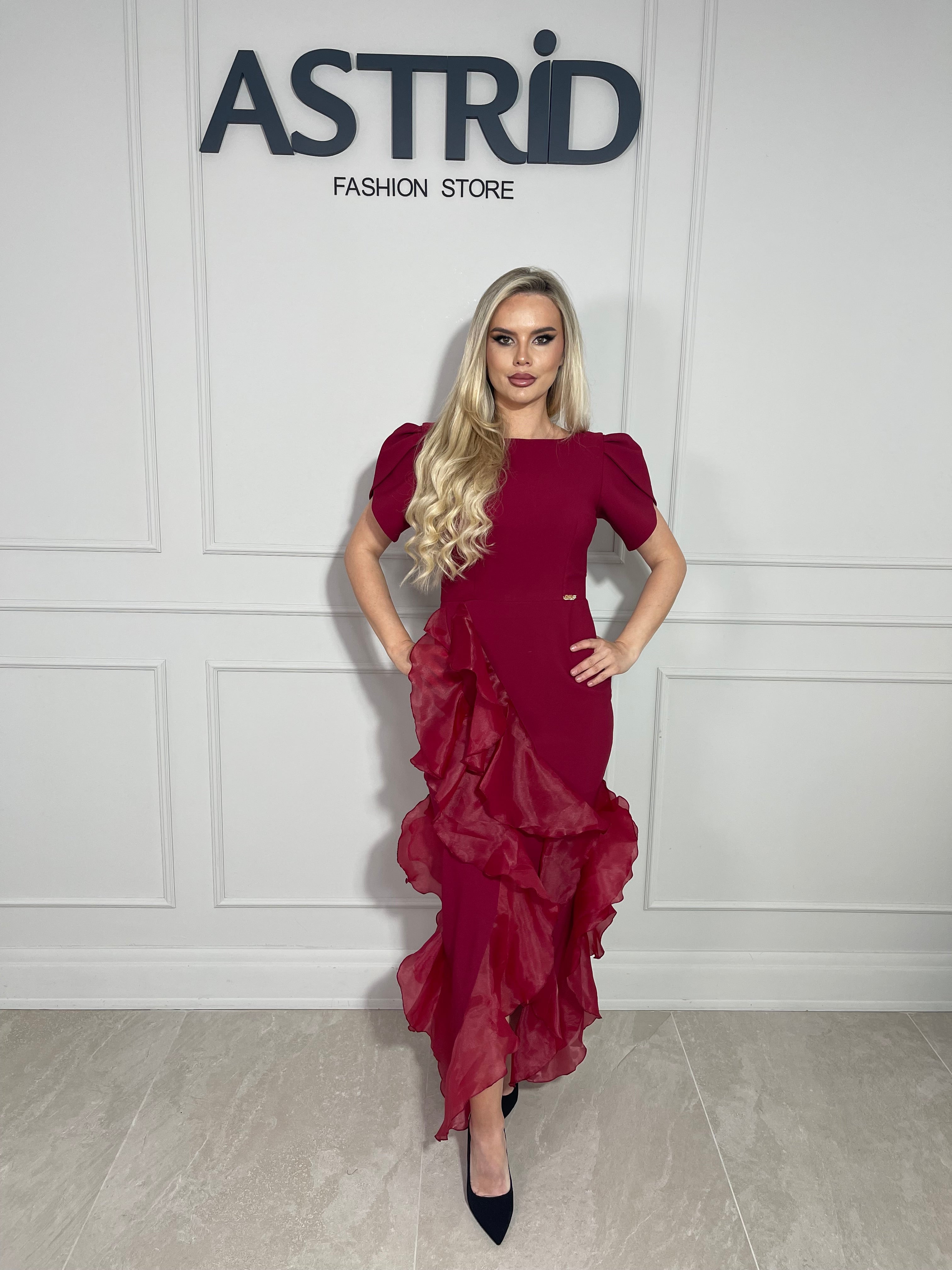 Rochie Sele midi, într-o nuntă vibrantă de bordo, cu croiala cambrata pe talie și ușor asimetrică.