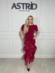 Rochie Sele midi, într-o nuntă vibrantă de bordo, cu croiala cambrata pe talie și ușor asimetrică.