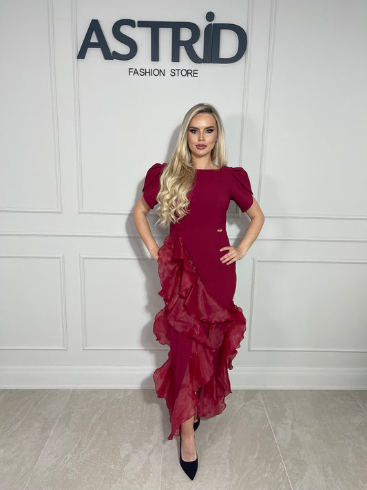 Rochie Sele midi, într-o nuntă vibrantă de bordo, cu croiala cambrata pe talie și ușor asimetrică.
