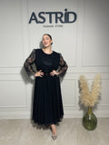 Rochie Iris, elegantă neagră, cu croiala fluidă și lungime midi.