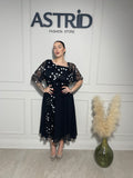 Rochie Sărita midi neagră, cu aplicații strălucitoare și design asimetric.