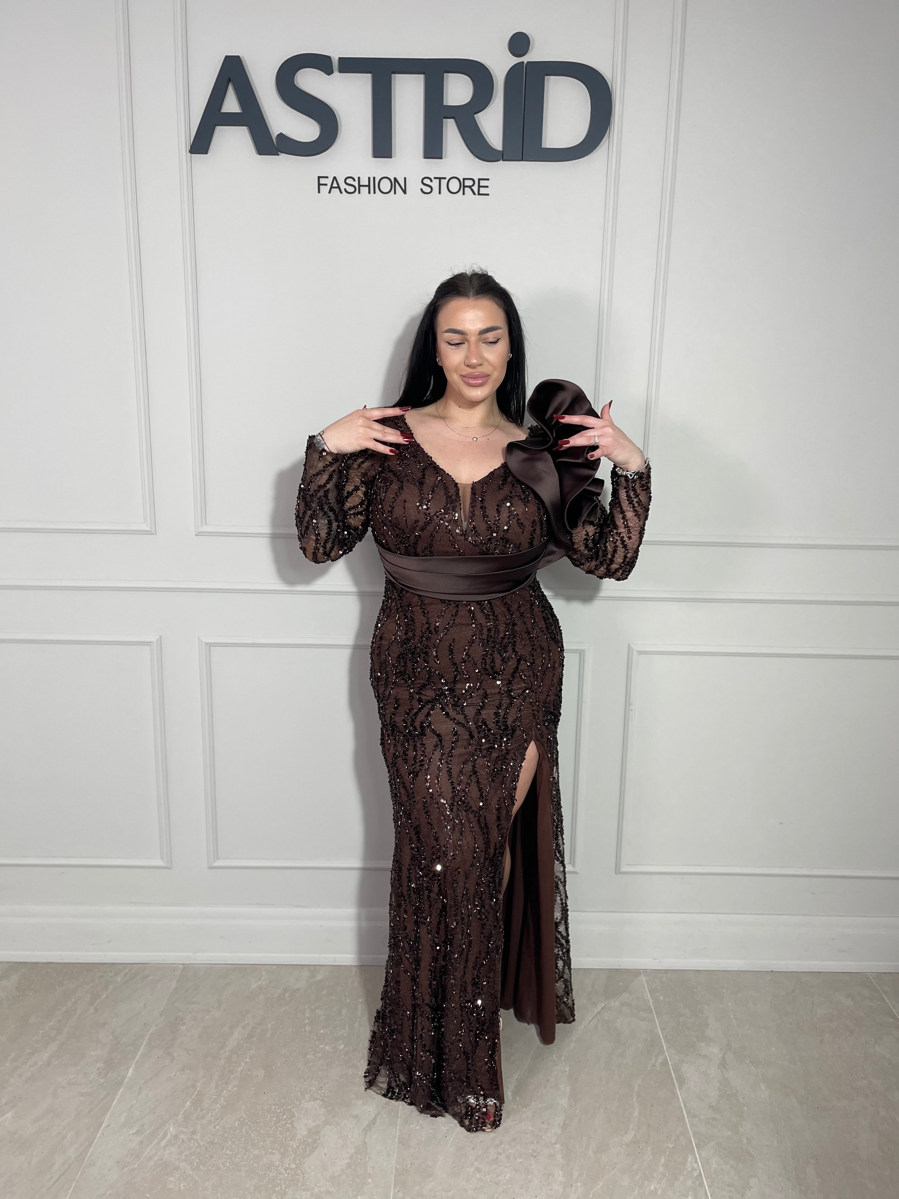 Rochie Sisi lungă, cu sclipici, elegantă și strălucitoare, cu mâneci lungi pentru un plus de rafinament.