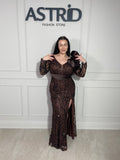 Rochie Sisi lungă, cu sclipici, elegantă și strălucitoare, cu mâneci lungi pentru un plus de rafinament.