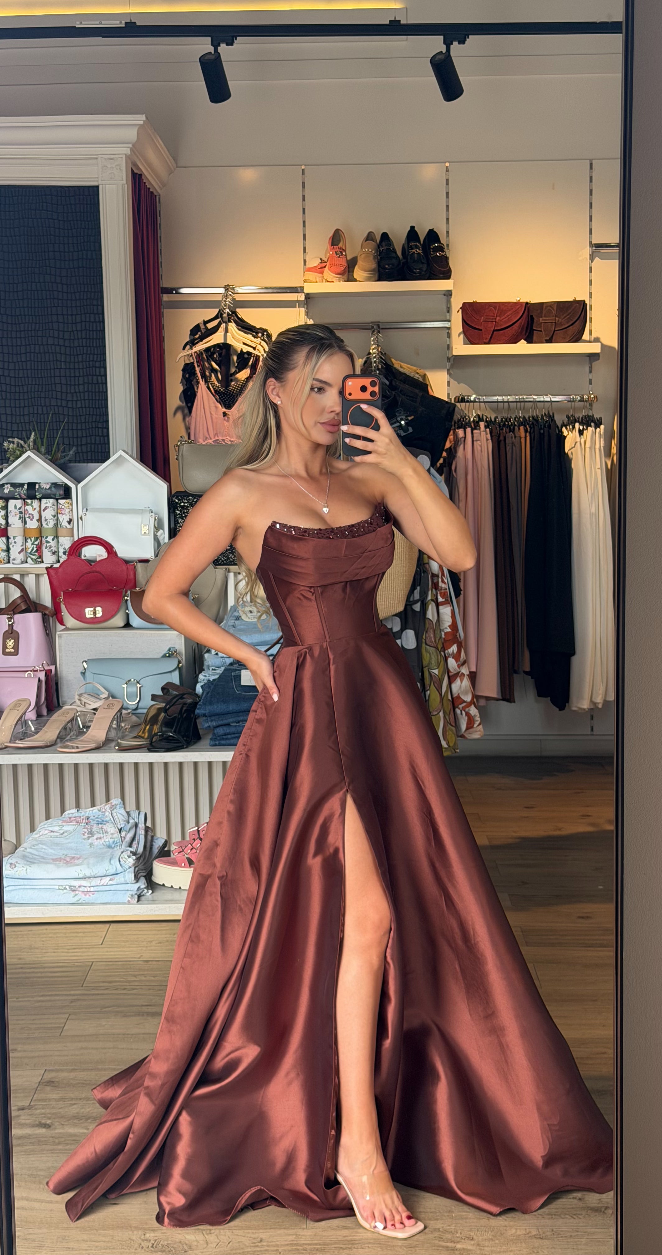 Rochie Fairy lunga din tafta satinata cu corset la spate si pietre decorative la bust