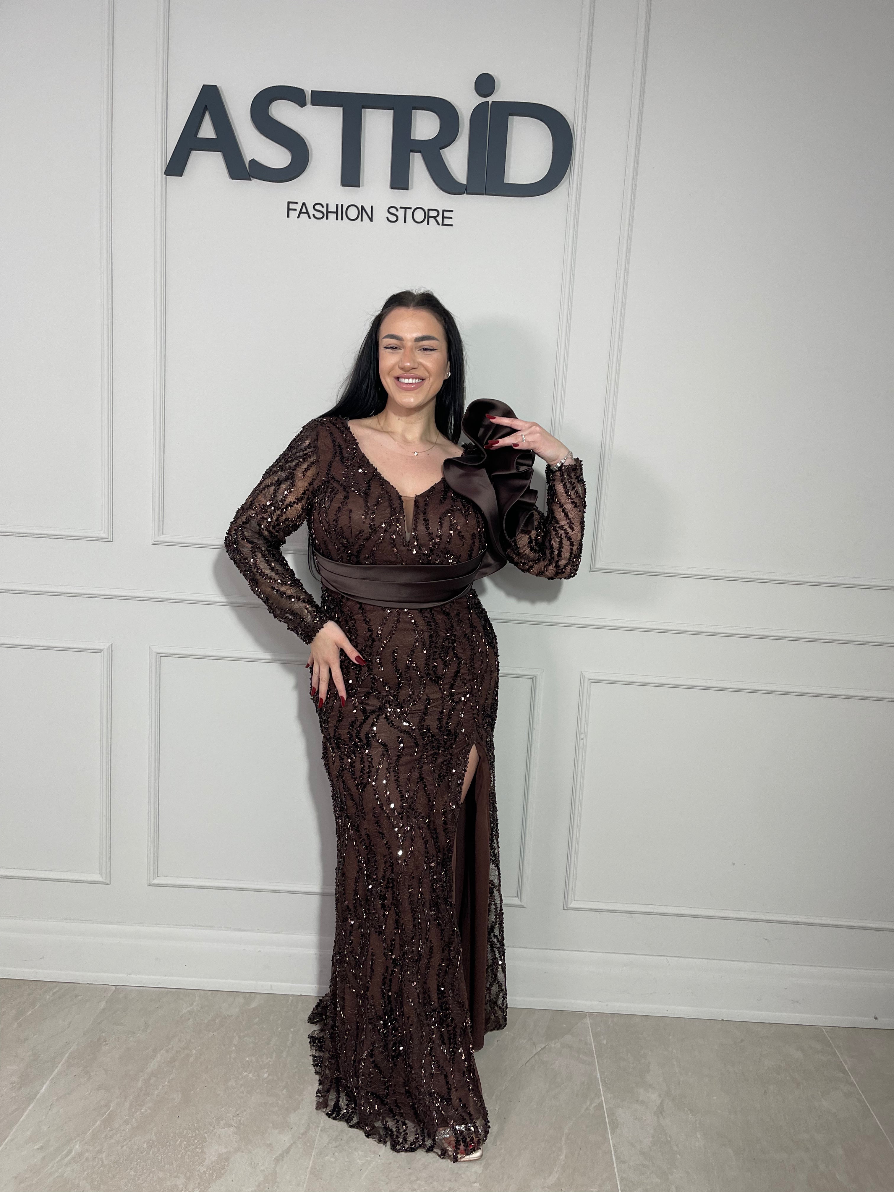 Rochie Sisi lungă, cu sclipici, elegantă și strălucitoare, cu mâneci lungi pentru un plus de rafinament.