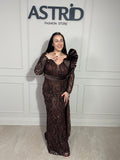 Rochie Sisi lungă, cu sclipici, elegantă și strălucitoare, cu mâneci lungi pentru un plus de rafinament.