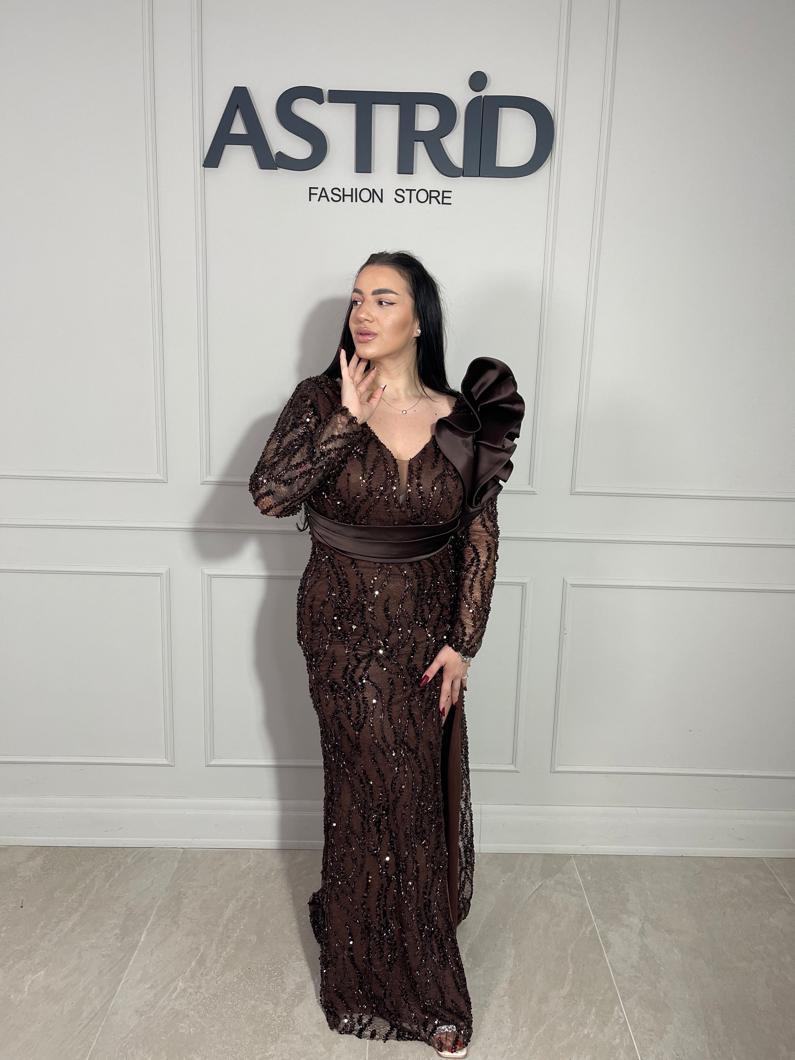 Rochie Sisi lungă, cu sclipici, elegantă și strălucitoare, cu mâneci lungi pentru un plus de rafinament.