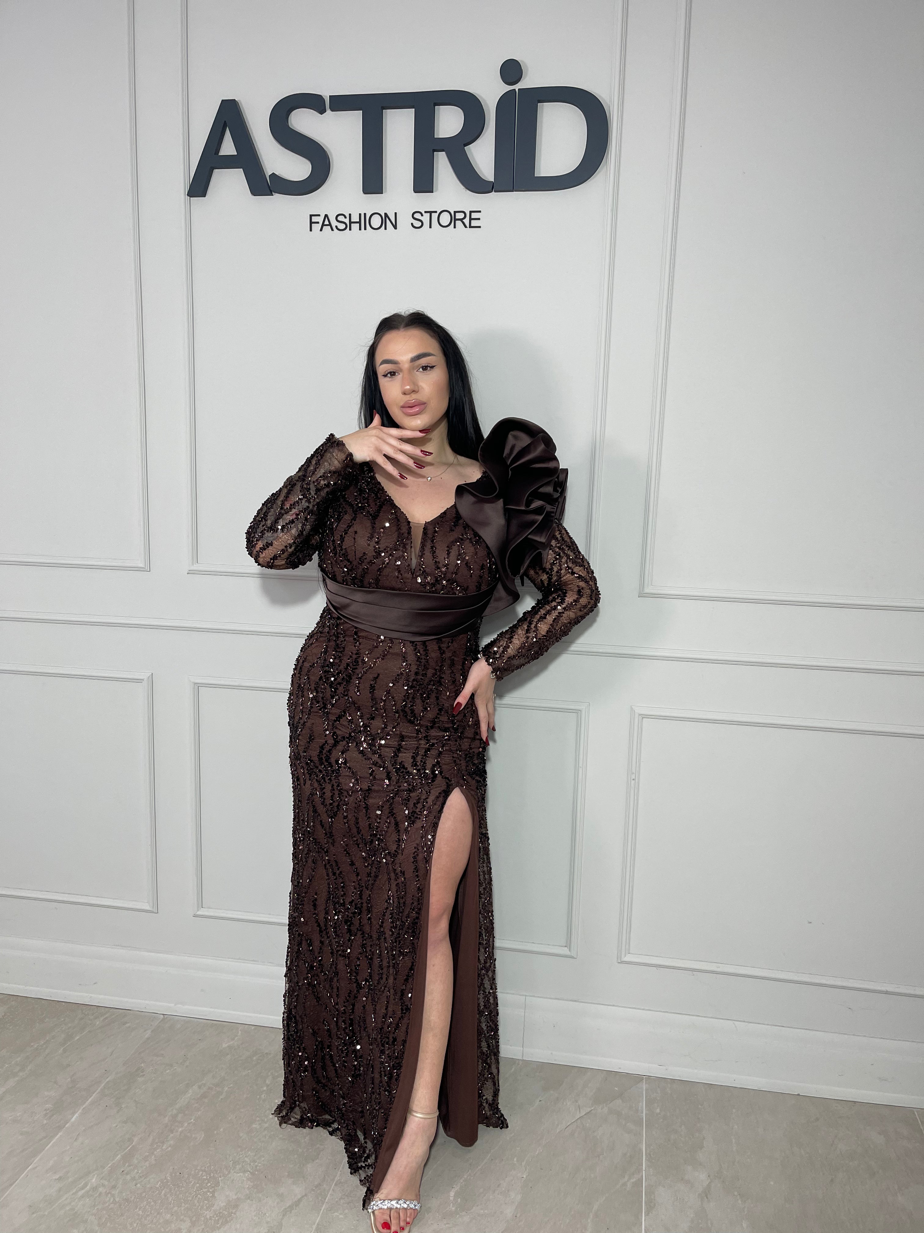 Rochie Sisi lungă, cu sclipici, elegantă și strălucitoare, cu mâneci lungi pentru un plus de rafinament.