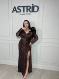 Rochie Sisi lungă, cu sclipici, elegantă și strălucitoare, cu mâneci lungi pentru un plus de rafinament.