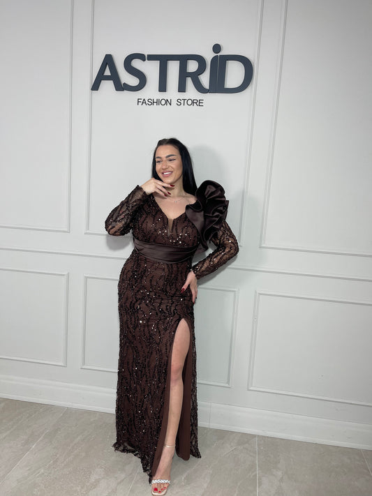Rochie Sisi lungă, cu sclipici, elegantă și strălucitoare, cu mâneci lungi pentru un plus de rafinament.