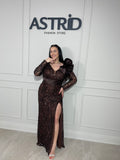 Rochie Sisi lungă, cu sclipici, elegantă și strălucitoare, cu mâneci lungi pentru un plus de rafinament.