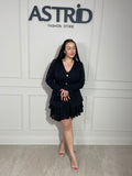 Rochie Emma scurtă, elegantă și versatila, cu mâneci lungi și decolteu în V.