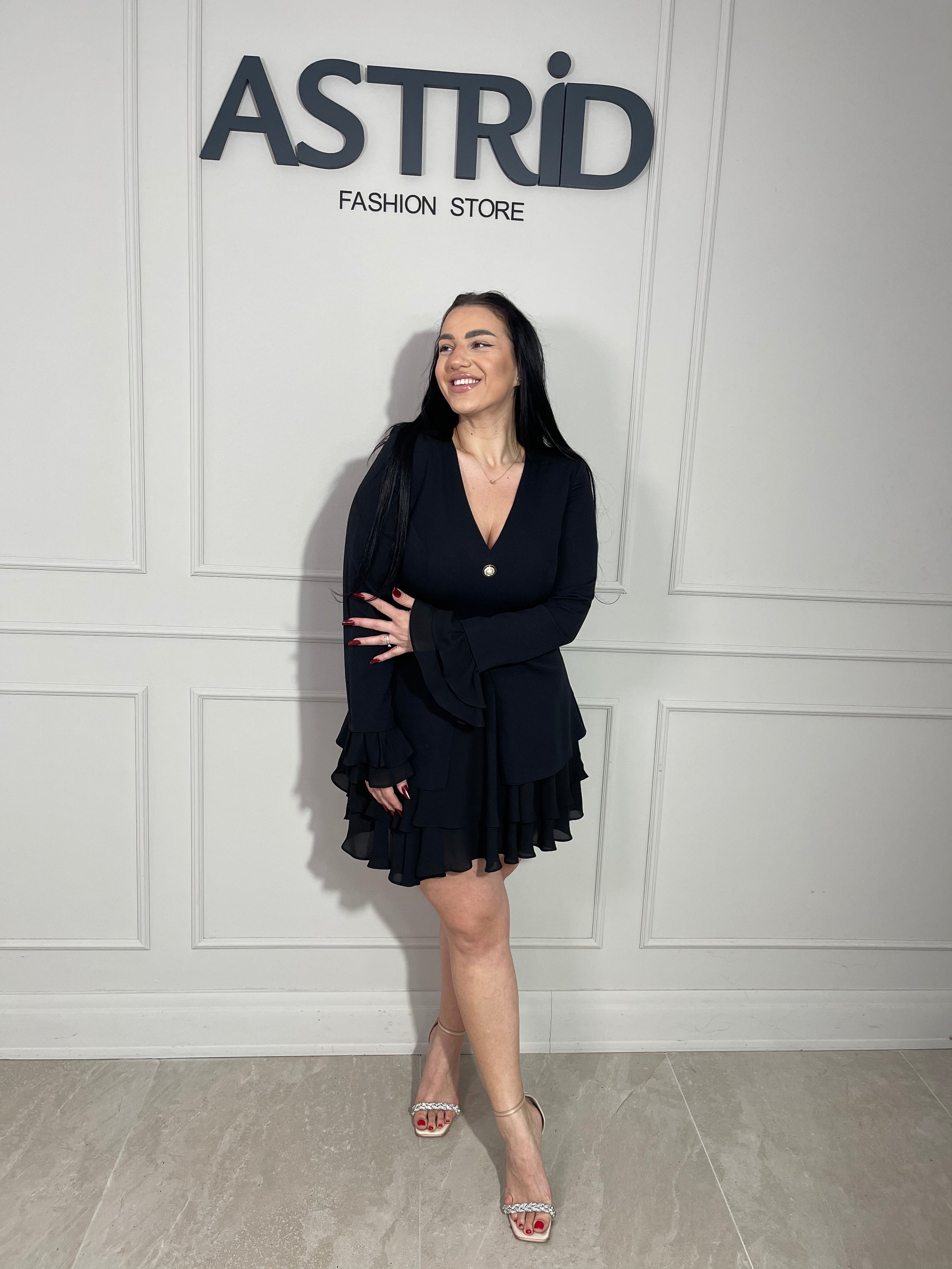 Rochie Emma scurtă, elegantă și versatila, cu mâneci lungi și decolteu în V.