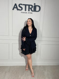 Rochie Emma scurtă, elegantă și versatila, cu mâneci lungi și decolteu în V.