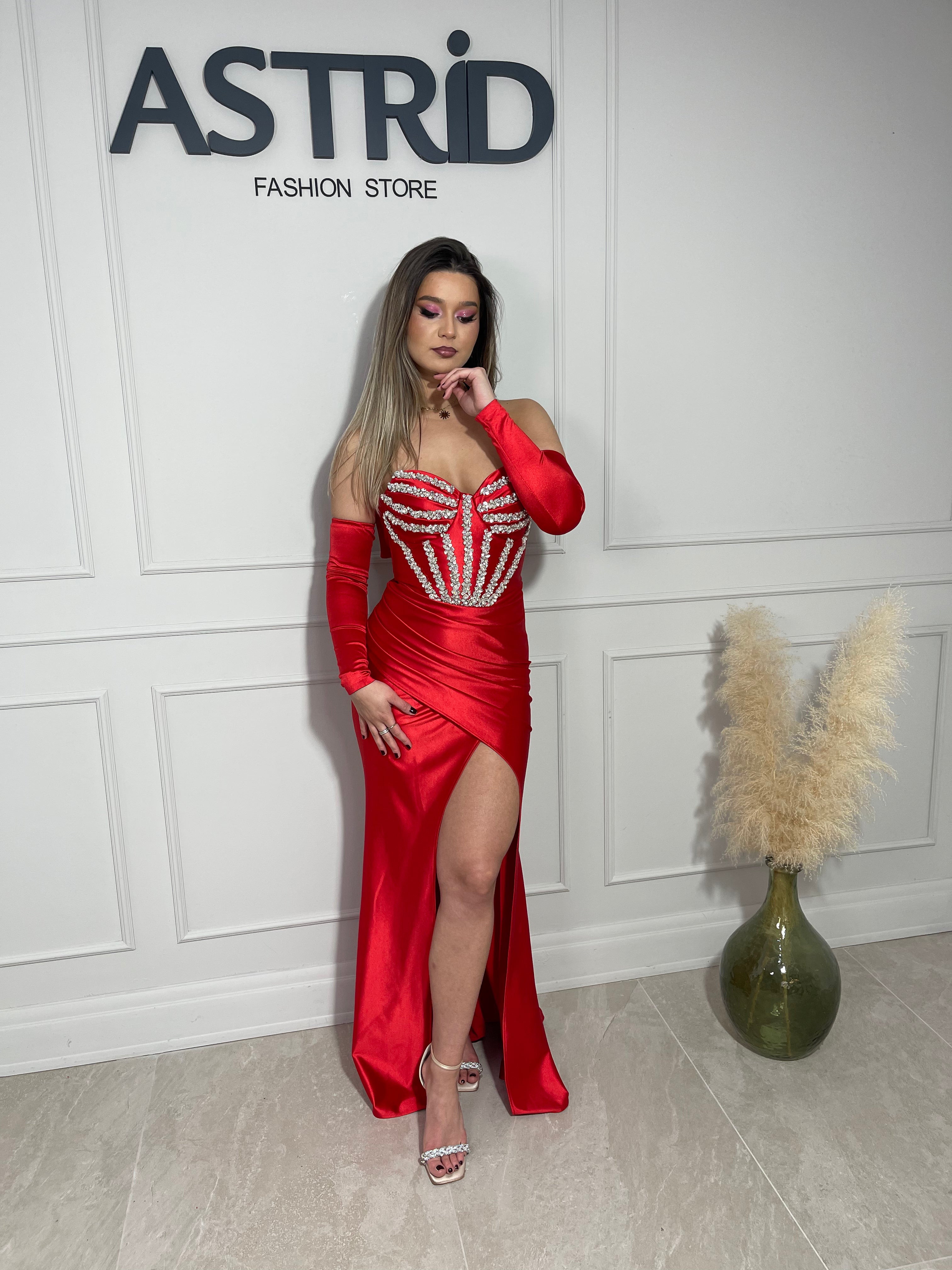 Rochie Selena lungă, roșie cu corset decorat cu pietre și mănuși elegante.