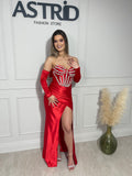 Rochie Selena lungă, roșie cu corset decorat cu pietre și mănuși elegante.