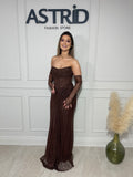 Rochie Helen, lunga maro, cu corset decorat cu pietre, completat de mănuși elegante.
