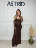 Rochie Helen, lunga maro, cu corset decorat cu pietre, completat de mănuși elegante.