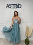 Rochie Zoe lungă turcoaz din tull, cu design delicat.