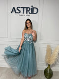 Rochie Zoe lungă turcoaz din tull, cu design delicat.