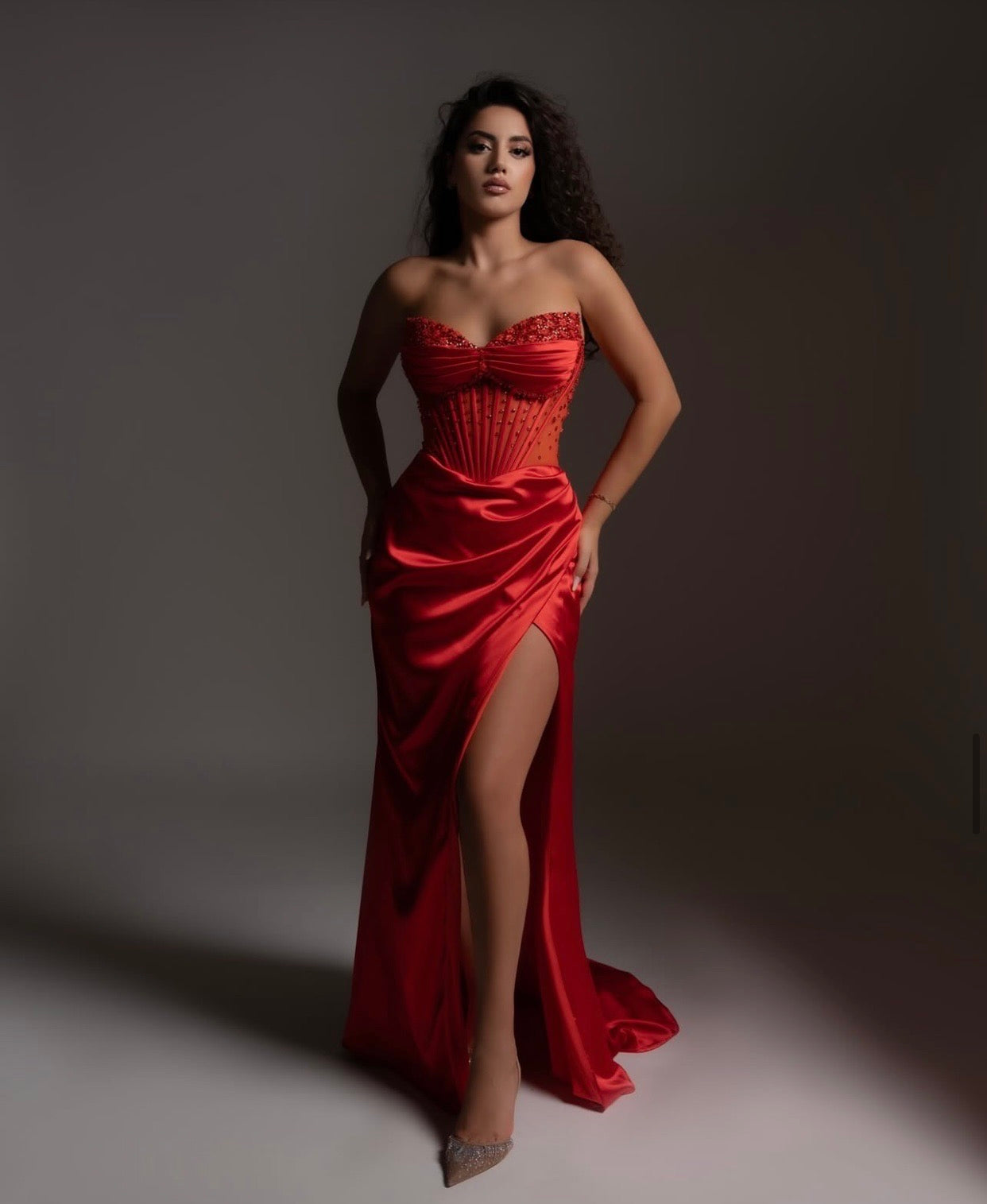 Rochie Eveline lungă din satin închidere pe corset și aplicații pietre la bust