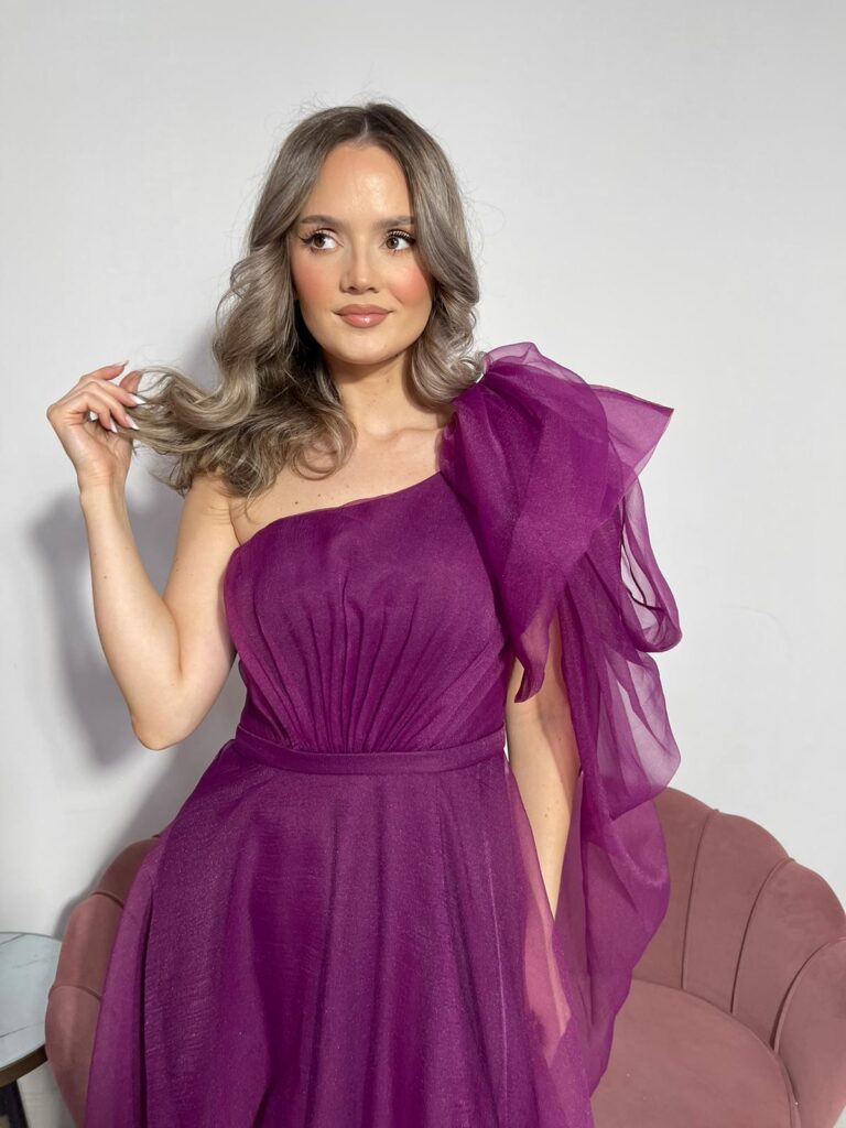 Rochie Ana lunga din organza cu maneca bufata si crapatura pe picior.