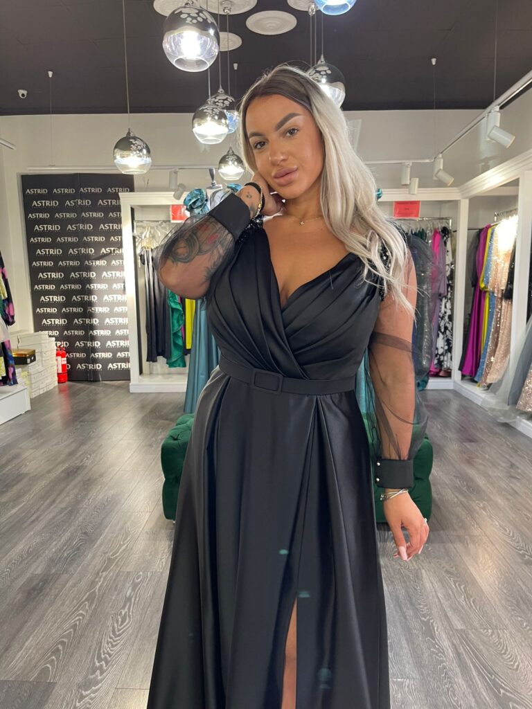 Rochie Emma lunga din satin cu maneci din tiul curea in talie si accesorizata cu pietre pe umar.