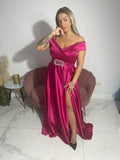 Rochie Oana lunga din satin decolte tip barcuta falduri la bust curea in talie si crapatura pe picior