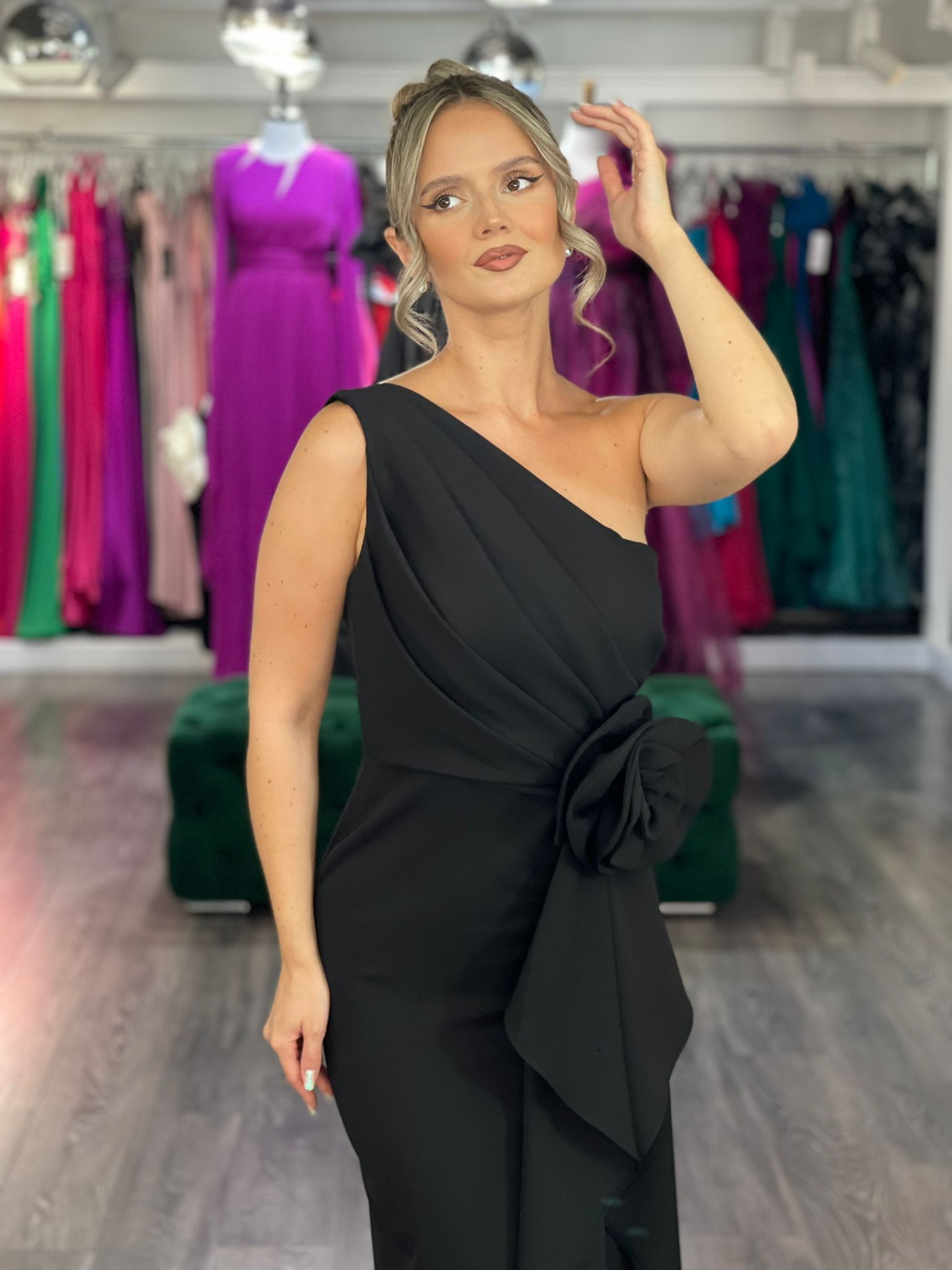 Rochie Zaia midi neagra pe un umar si accesoriu floare la talie