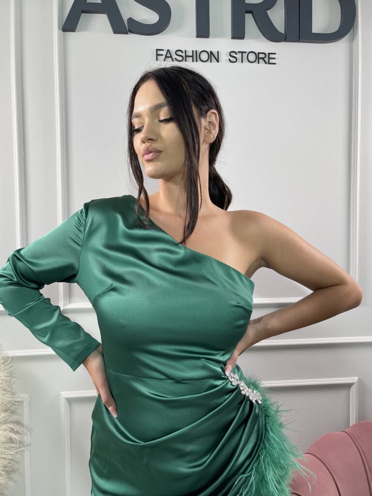 Rochie Peggy satin scurta cu o maneca aplictii pene