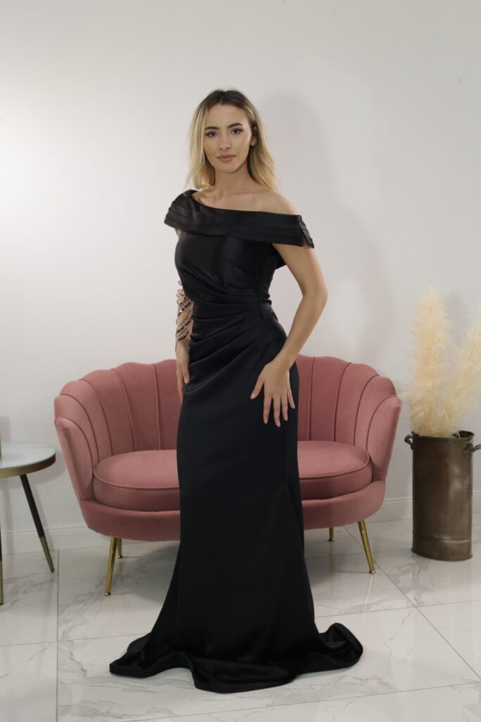 Rochie Eya lunga din satin cu o maneca accesorizata cu pietre si falduri