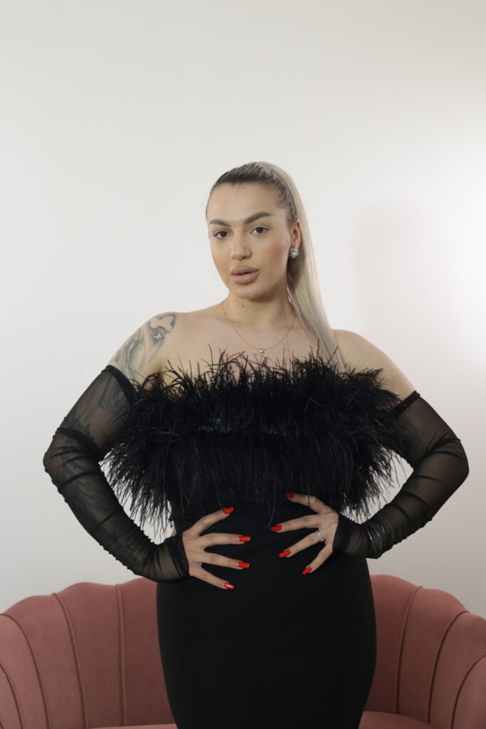 Rochie Liuba neagra midi cu aplicatii pene si accesorizata cu manusi