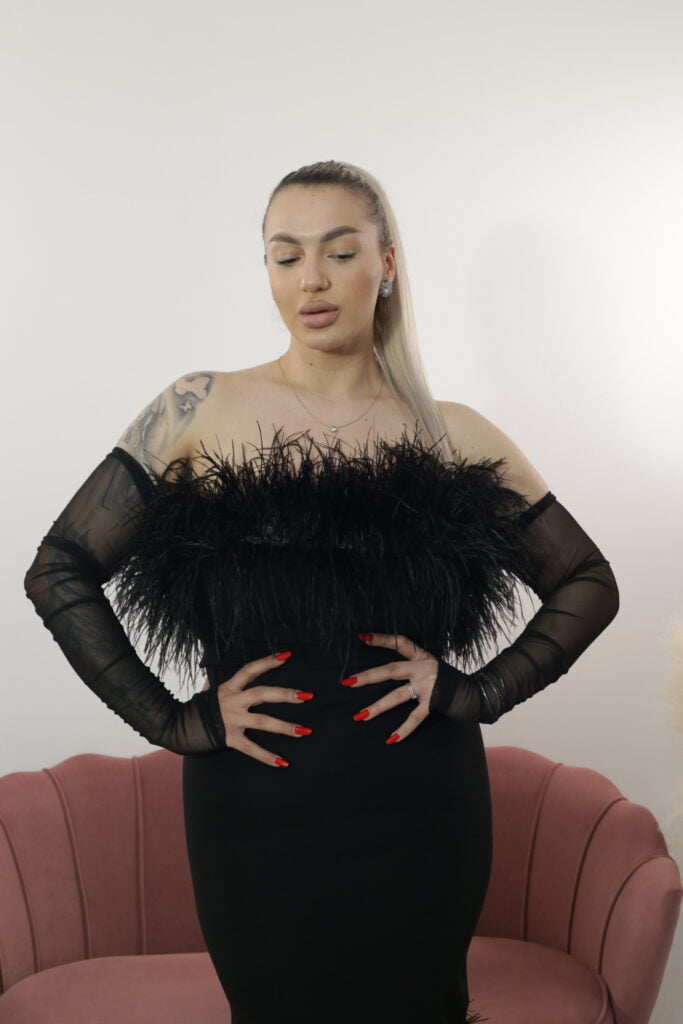 Rochie Liuba neagra midi cu aplicatii pene si accesorizata cu manusi