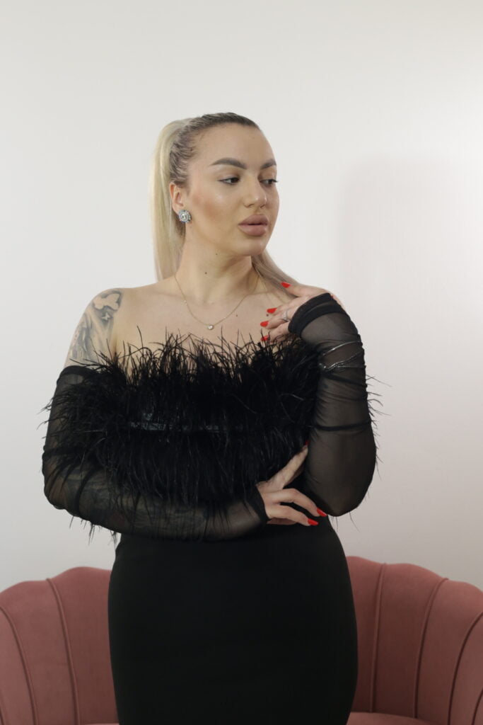 Rochie Liuba neagra midi cu aplicatii pene si accesorizata cu manusi