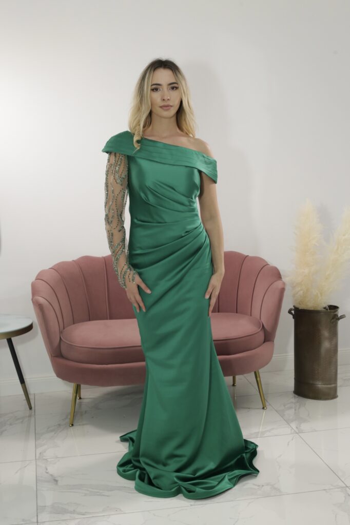 Rochie Eya lunga din satin cu o maneca accesorizata cu pietre si falduri