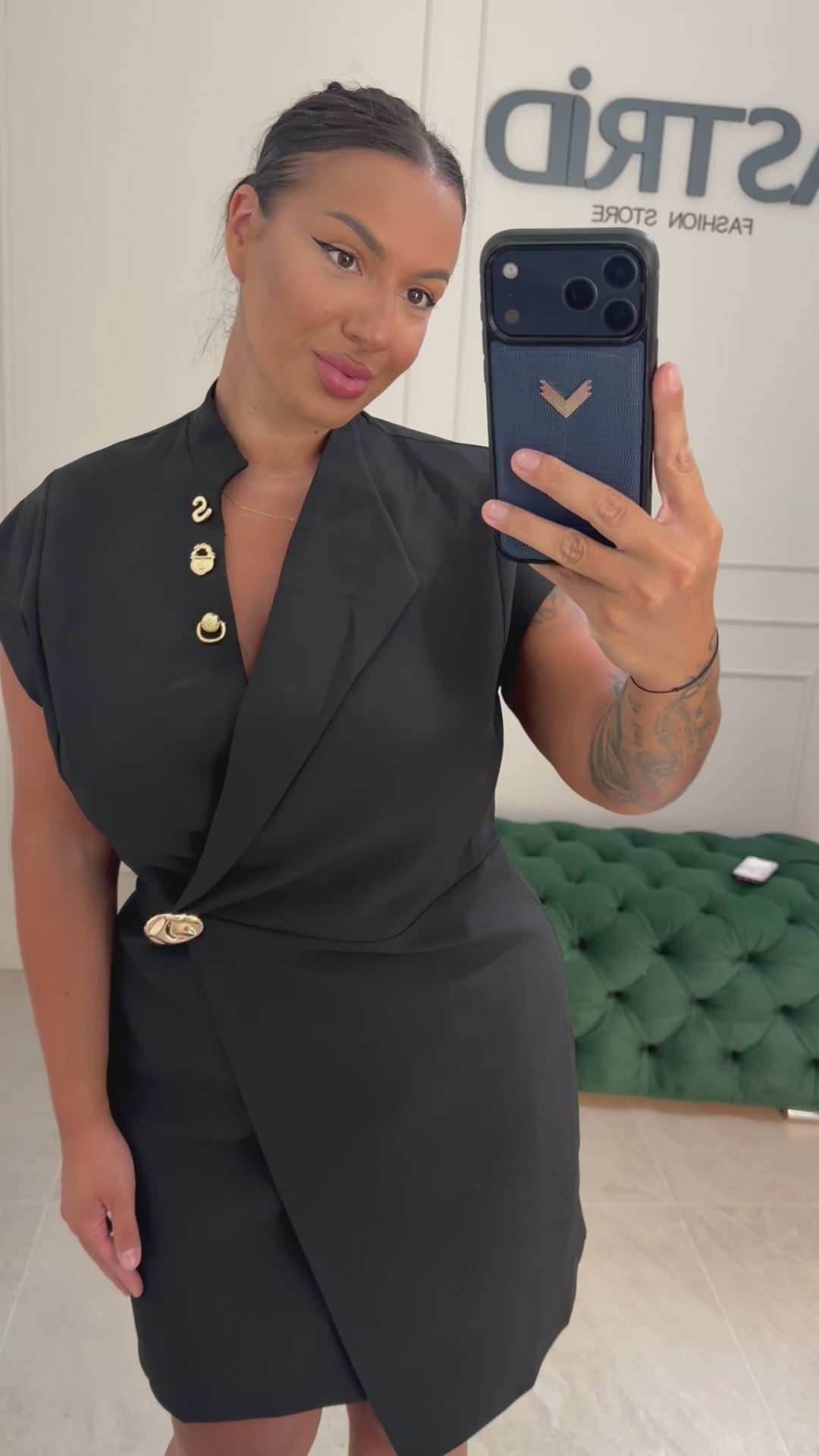 Rochie Aslena scurtă tip sacou cu nasturi aurii
