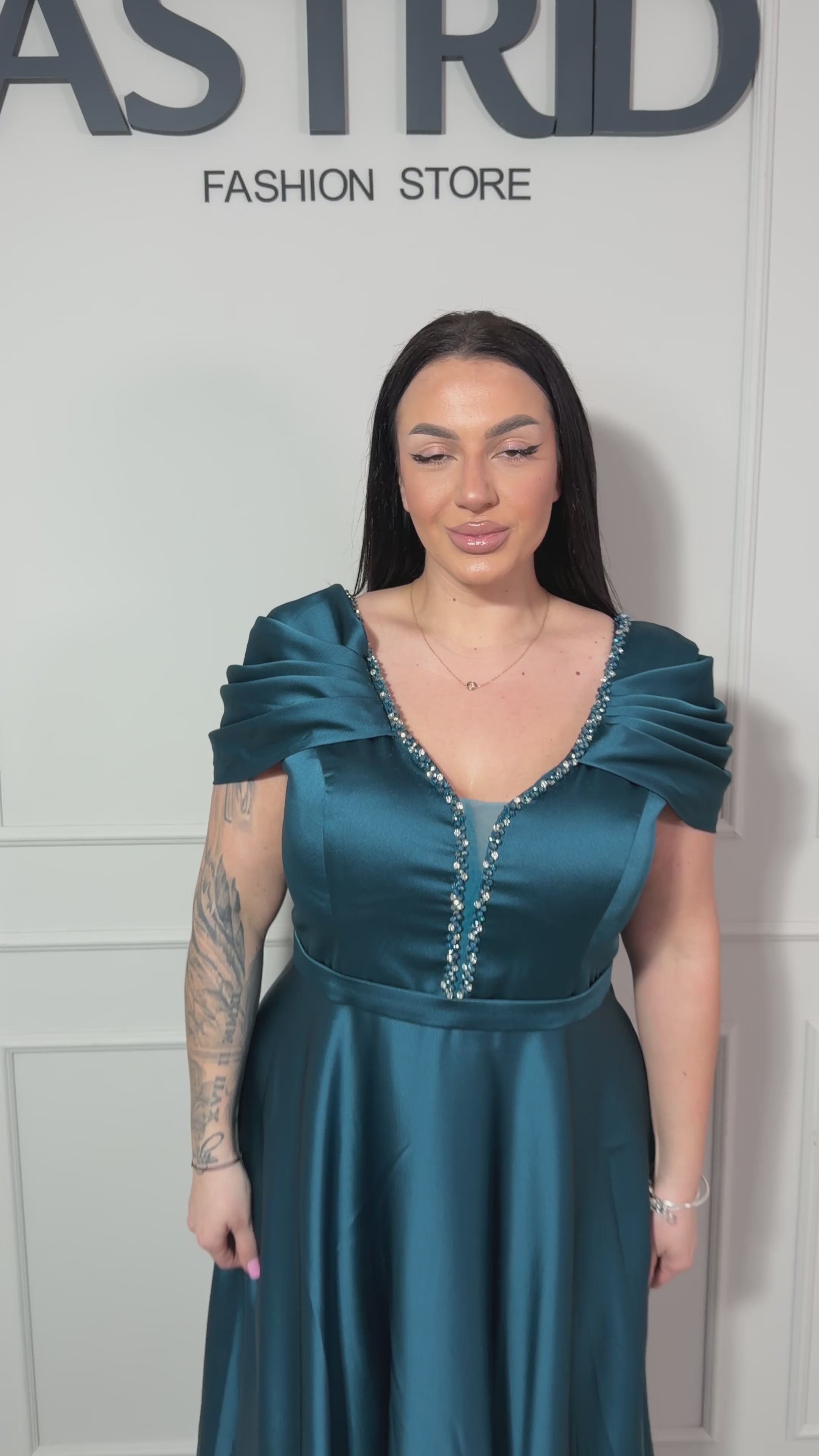 Rochie Cleopatra lungă din satin cu umeri căzuți și aplicații pietre la bust