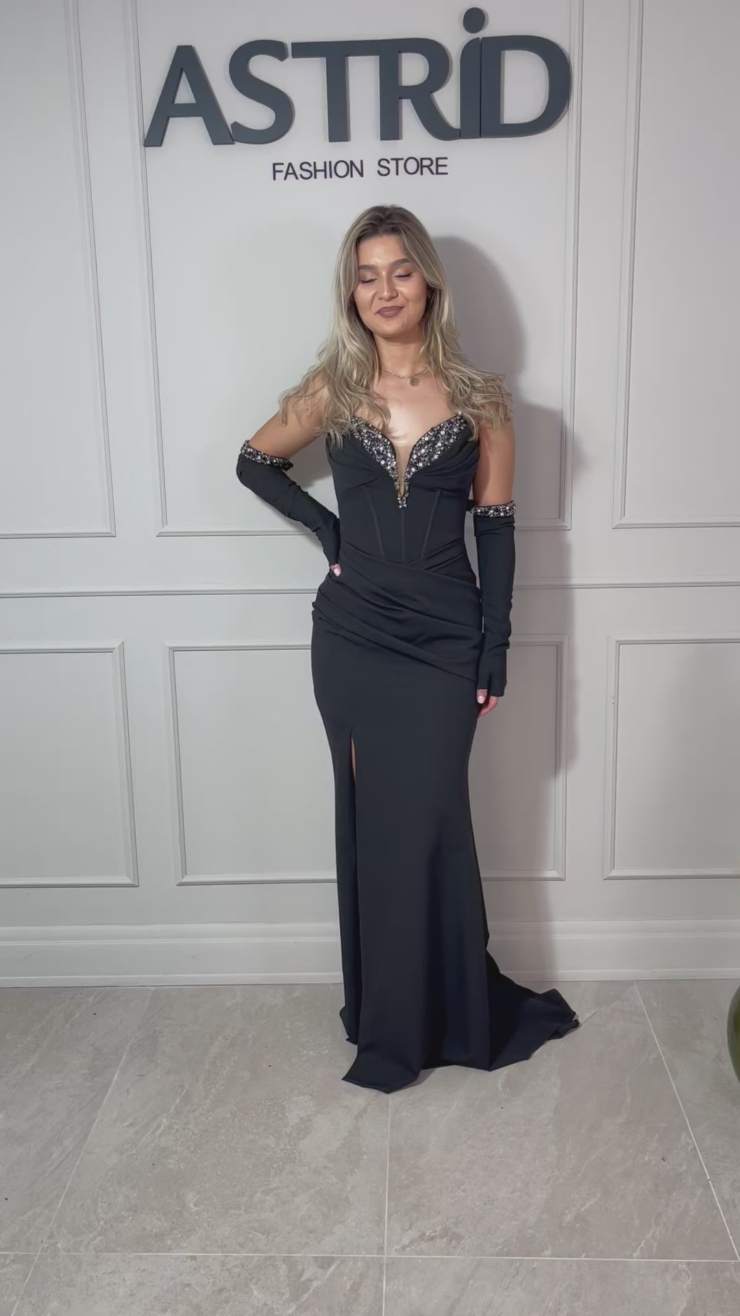 Rochie Grațiela lungă falduri în talie aplicații pietre la bust și accesorizata cu mănuși