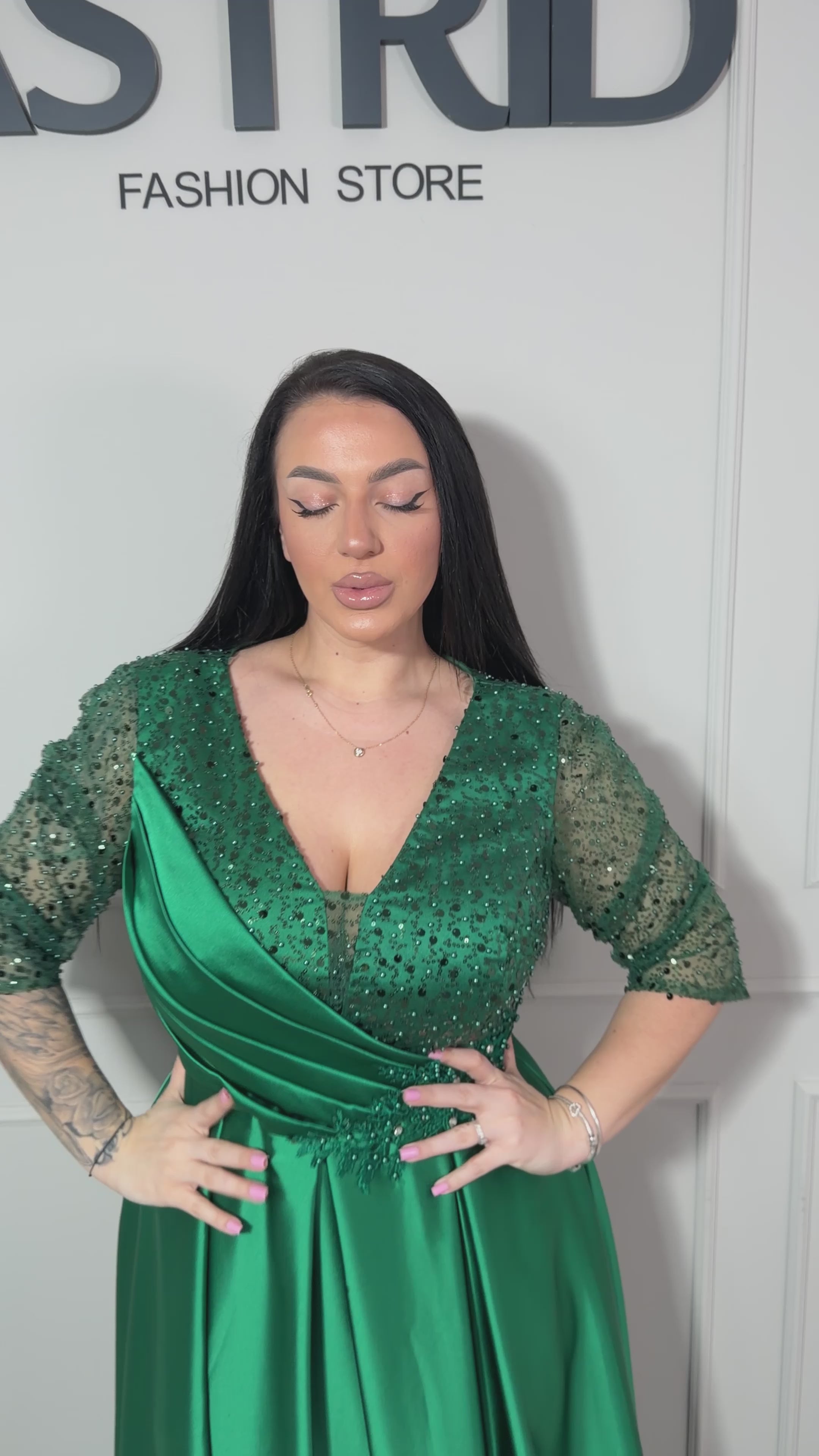 Rochie Helga lungă din satin aplicații paiete și mânecă 3/4