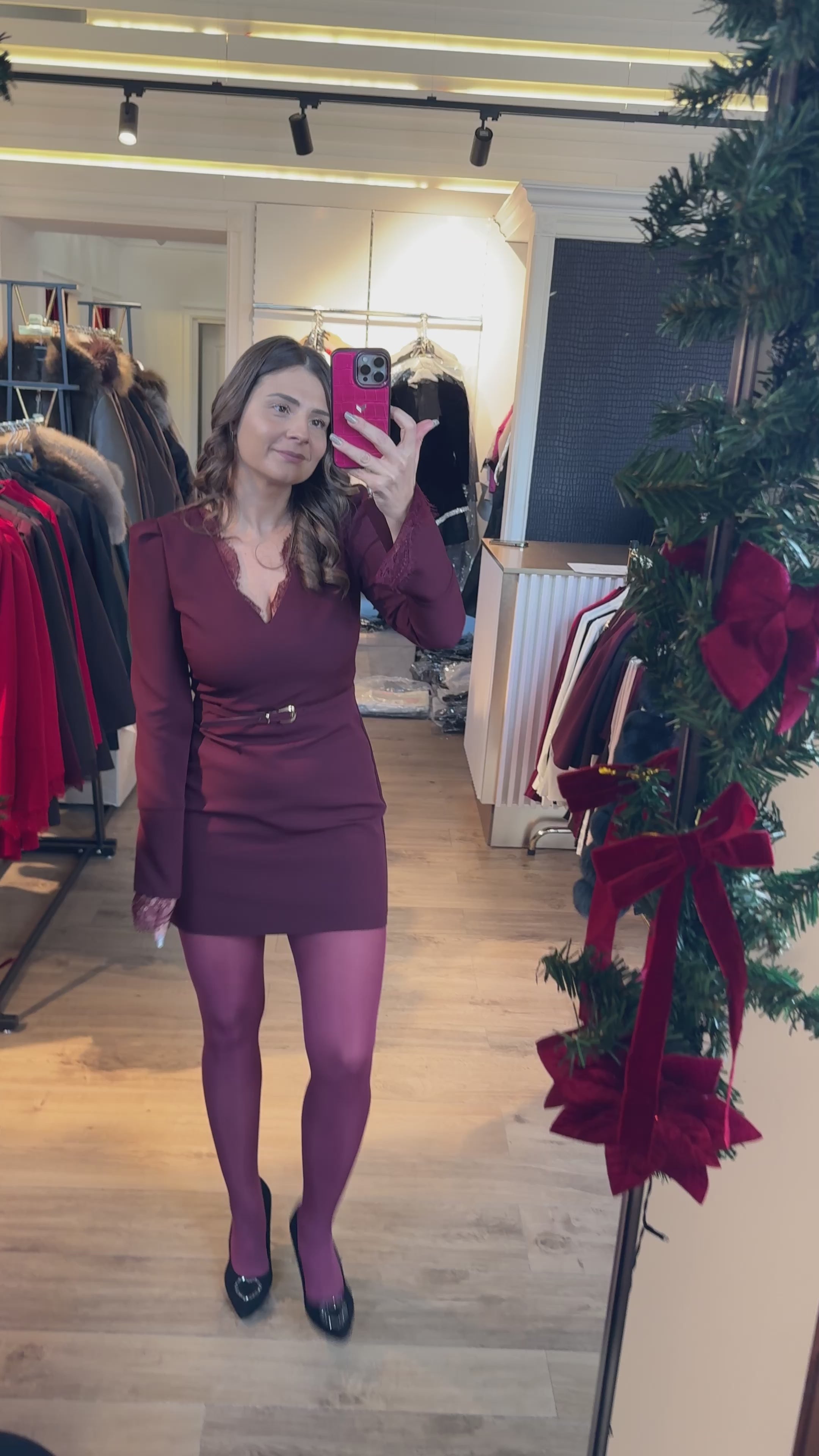 Rochie Gloria mânecă clopot și aplicații dantelă la decolteu și manșetă